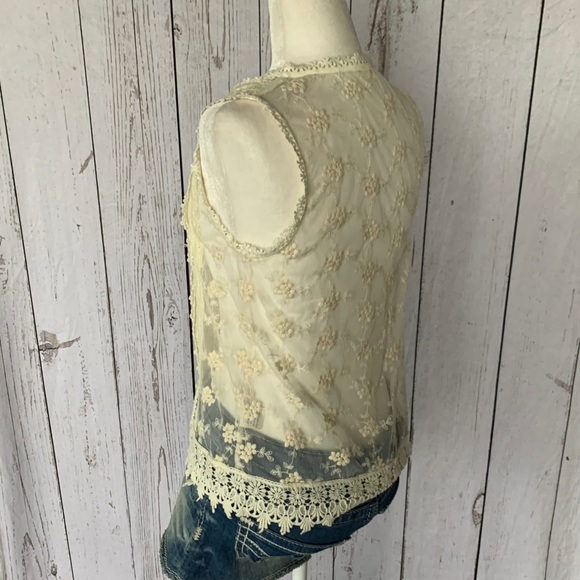 Women’s Freeway Lace Button-Front Tank Top - Picture 4 of 7